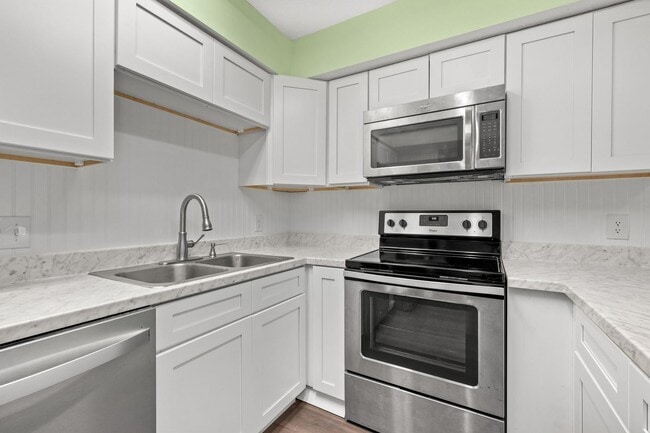 Building Photo - Charming 3Bed/2Ba Duplex Unit Convenient t...
