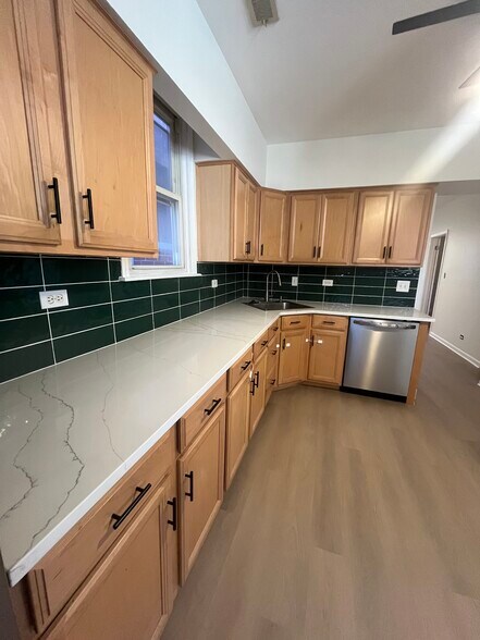 Primary Photo - 1655 N Artesian Ave