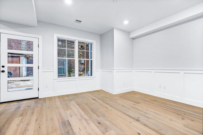 Building Photo - 300 Somerville Ave