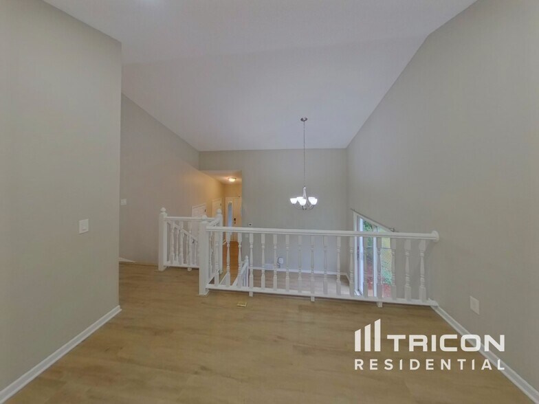 Building Photo - 4448 Hamilton Dr