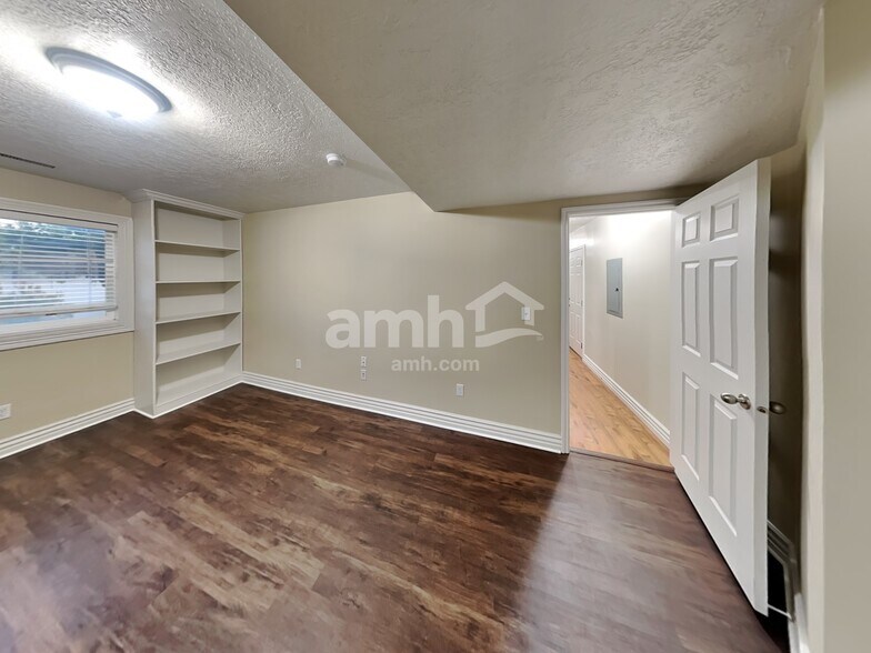 Building Photo - 1015 Westbury Ct
