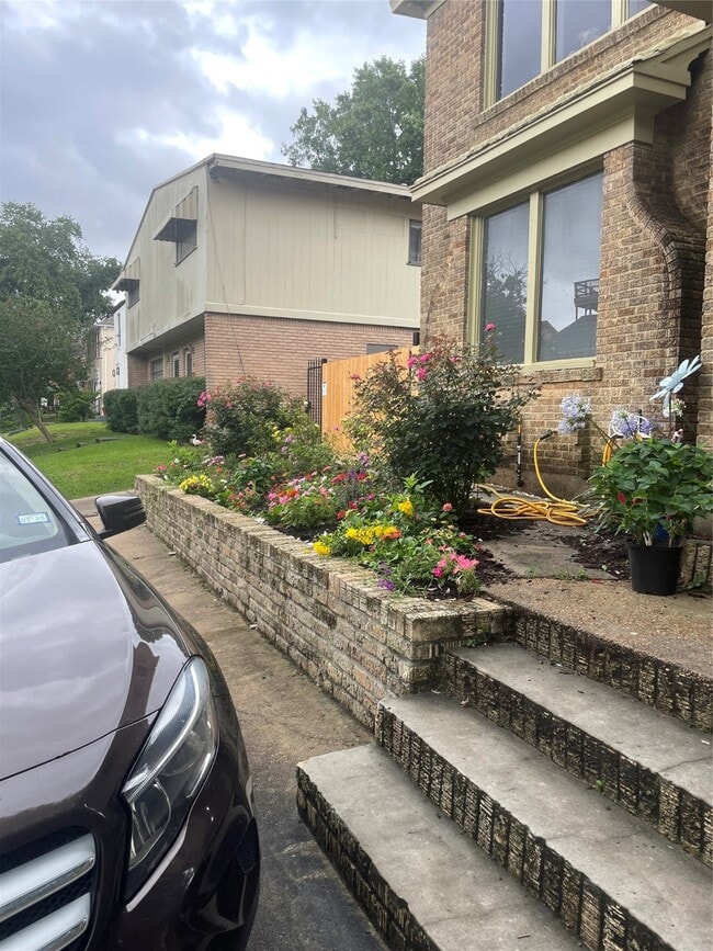 Building Photo - 1971 W Lamar St