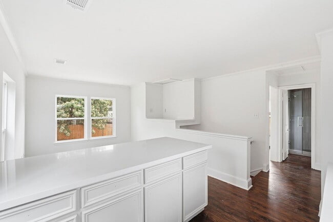 Building Photo - 612 W Alabama St