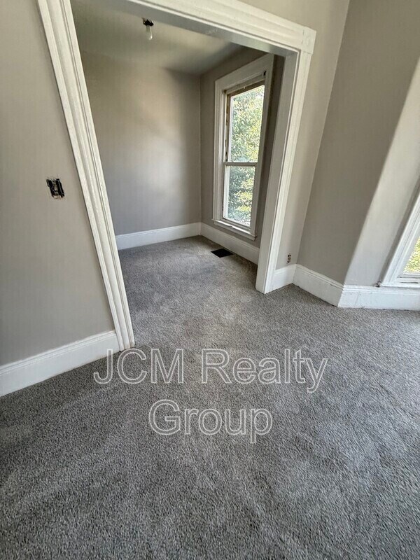 Building Photo - 829 Broadway