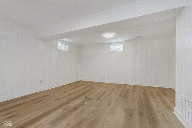 Building Photo - 3037 Golfview Dr