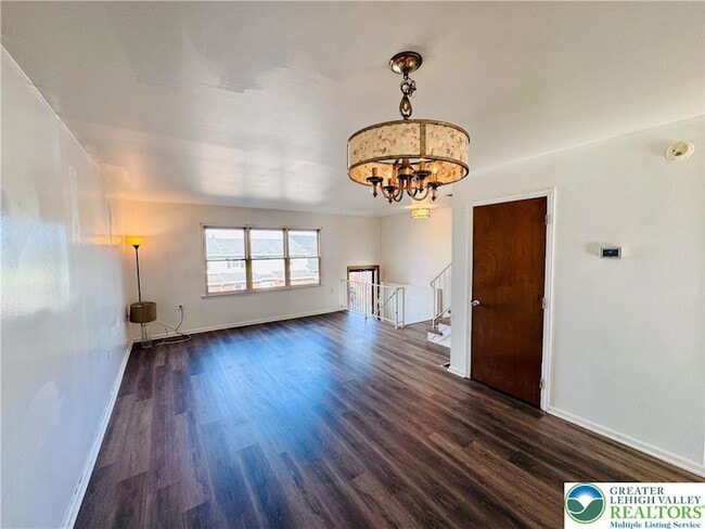 Building Photo - 235 Vista Dr