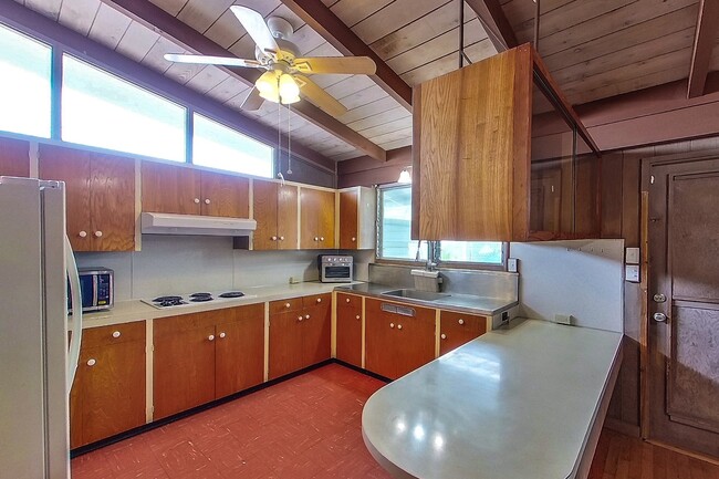 Building Photo - 2 Bed 1 Bath 1 Parking Apartment. 1 Year Lease.