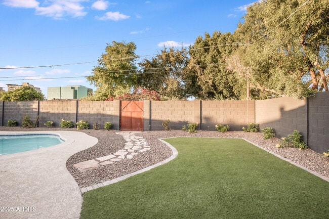 Building Photo - 2532 E Highland Ave