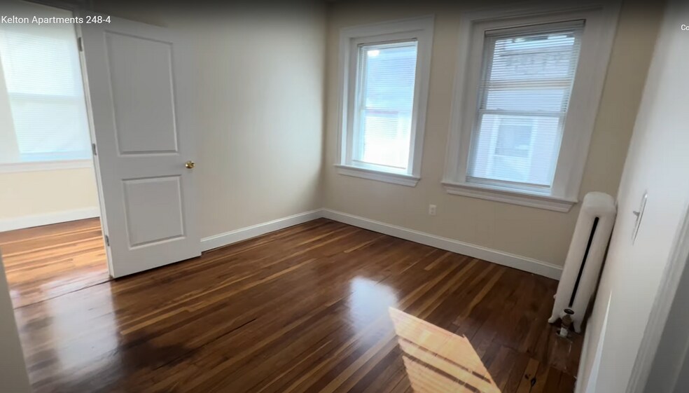 Building Photo - 208 Kelton St