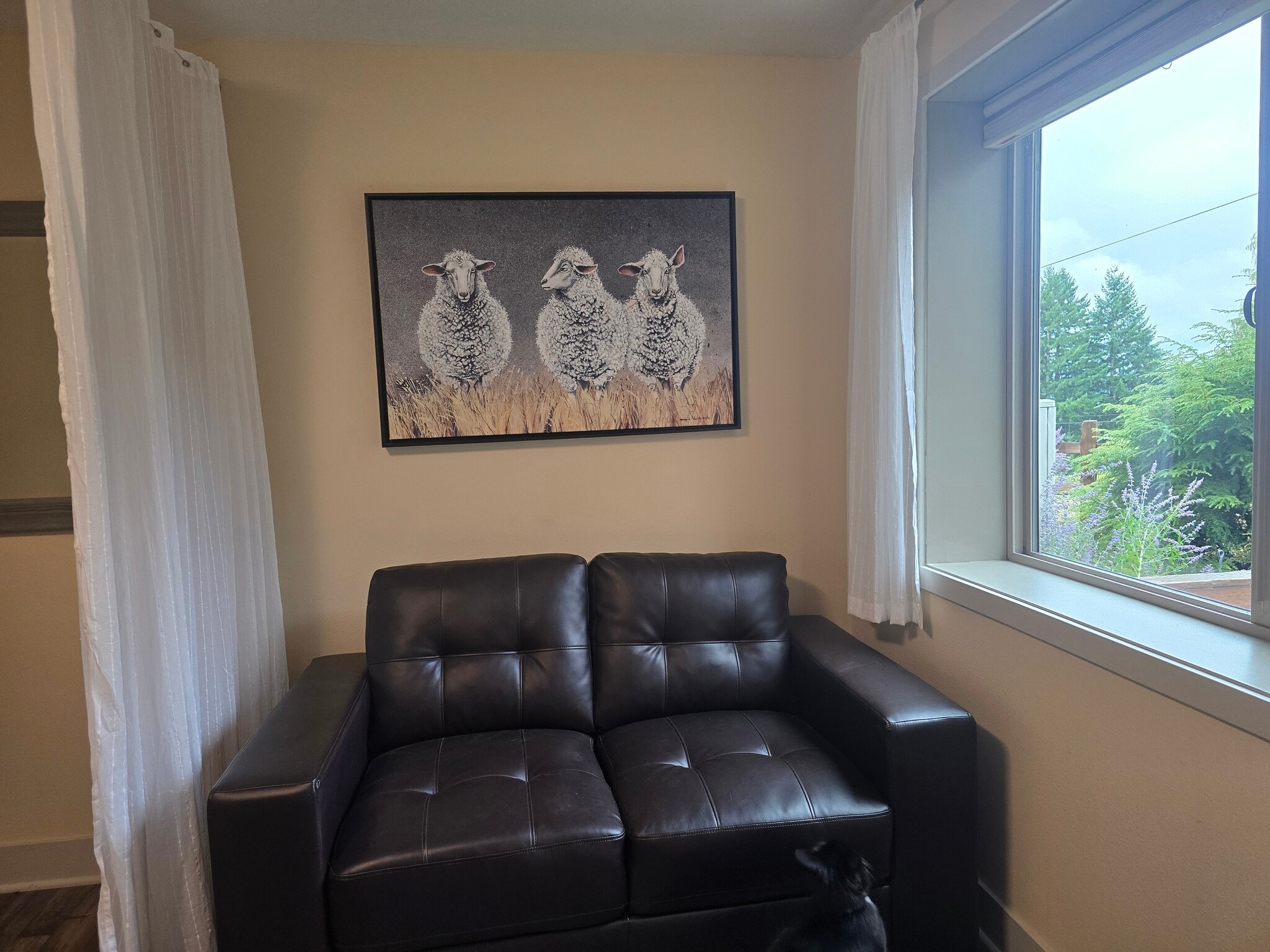 Building Photo - 320 NE Wisteria Way