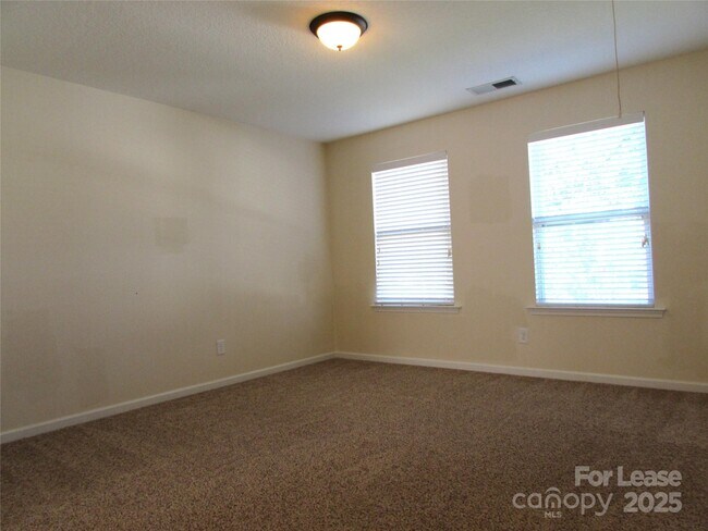 Building Photo - 180 Silverspring Pl