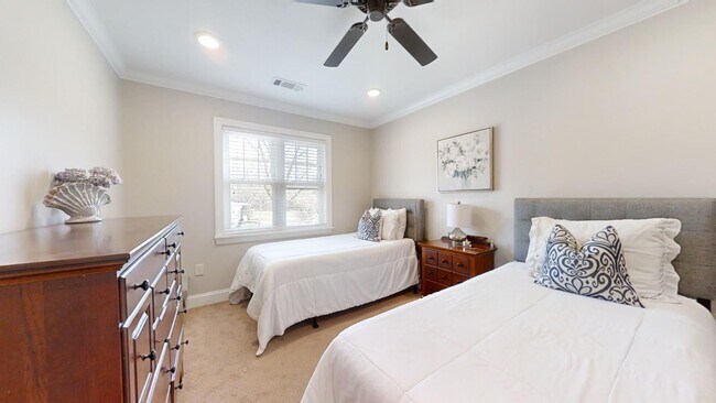 Building Photo - Gorgeous and updated home in Heart of Auburn