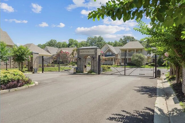 Building Photo - 1033 W Montebello Cir