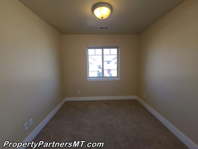 Building Photo - Beautiful 3 Bed 2.5 Bath Town house with A...