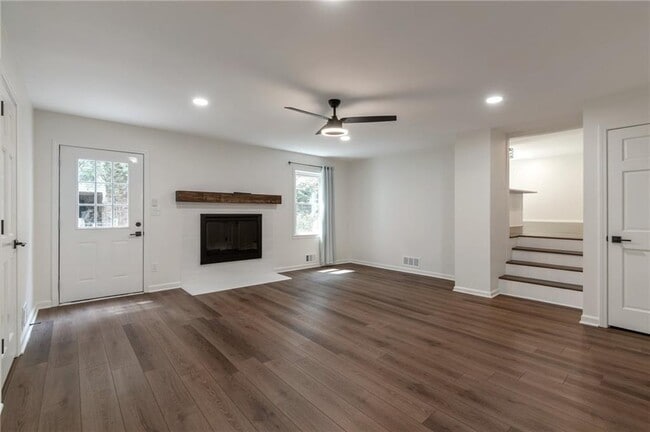Building Photo - 3480 Tanbark Ct NE
