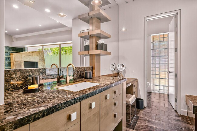 Building Photo - 9 Rockcrest