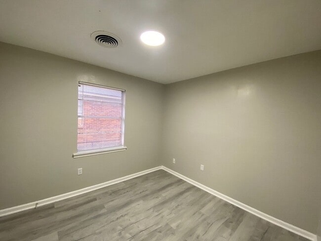 Building Photo - 1608 Oakwood St