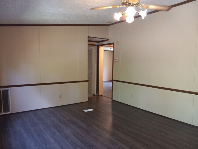 Building Photo - FOR RENT: Beautiful 3 Bed / 2 Bath Spaciou...