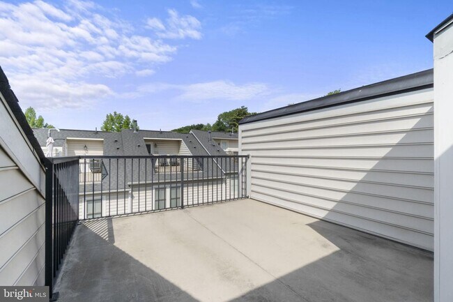 Building Photo - 2509 S Kenmore Ct