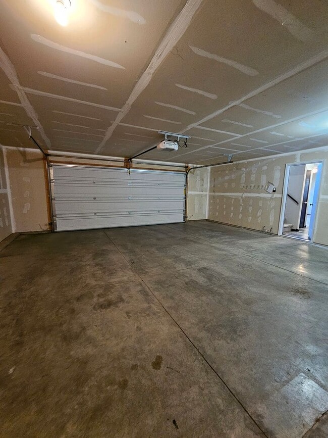 Building Photo - 4 BEDROOM | 3 BATH | TOWNHOME | GARAGE | WEST SIDE