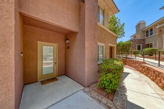 Building Photo - Beautiful Summerlin townhome, 3 bed, 2.5 bath, on 1st floor.