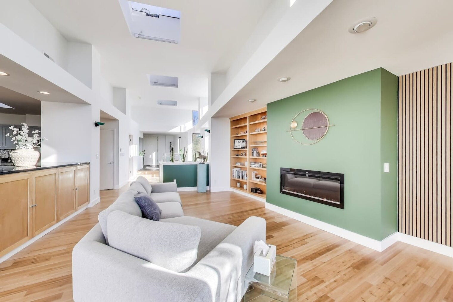 Building Photo - 660 Hiller Dr