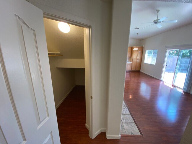 Building Photo - Spacious & Nice!