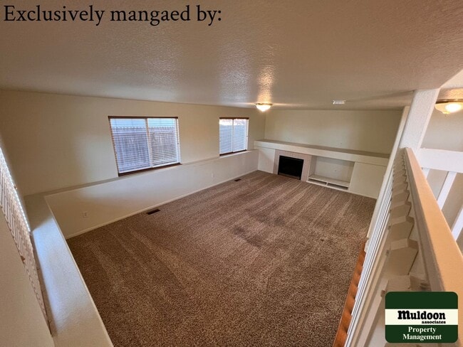 Building Photo - Stunning 3  Bedroom Home with lots of space and a beautiful fenced back yard -