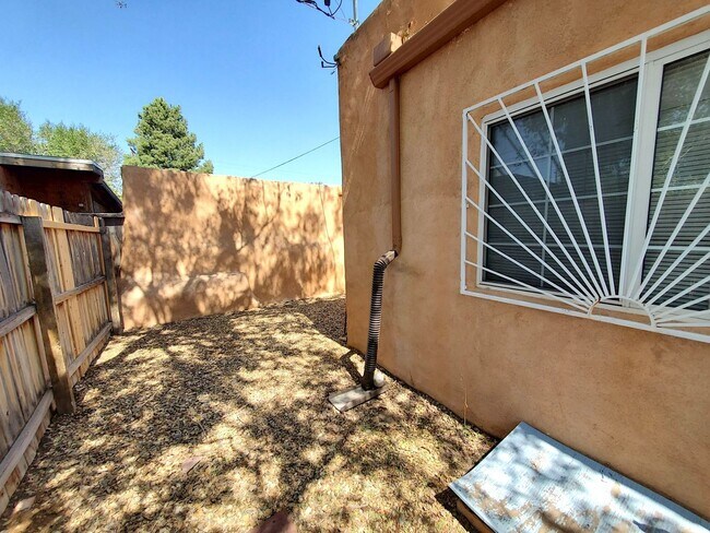 Building Photo - Super Cute, Fully Furnished! All Utilities Included (with WiFi)