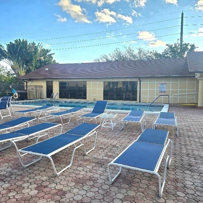 Building Photo - 200 SE 5th Ave