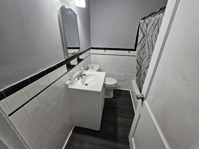 Building Photo - 2 Bedroom/ 1.5 Baths in Bel Air Edison