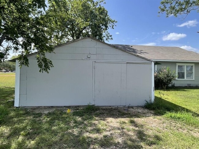 Building Photo - 3 bed, 1 bath with lots of updates! New fl...