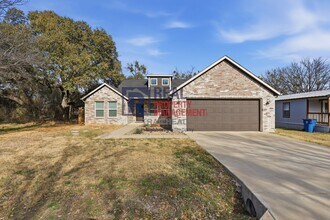 Building Photo - Spacious 3 Bedroom Home in Gated Canyon Creek