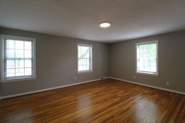 Building Photo - May FREE On This 2 Bedroom 1 Bath Duplex In The Waldo Area