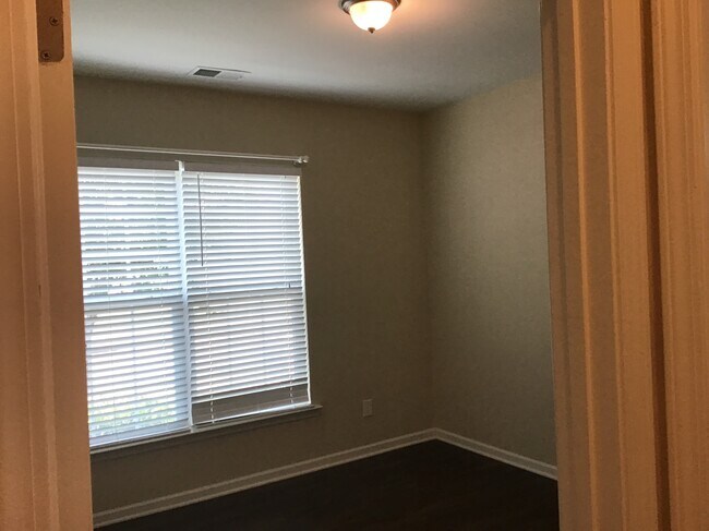 Building Photo - 1613 Deer Meadows Dr