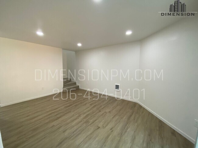 Building Photo - Newly Refreshed 2 Bed Duplex