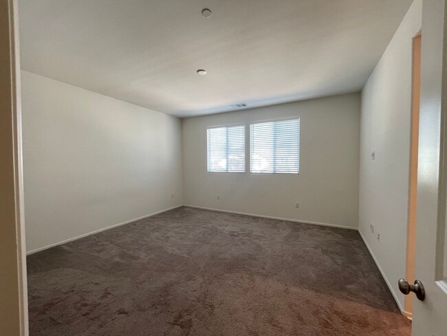 Building Photo - Spacious Two Story, Two Bedroom, 2.5 Bathr...