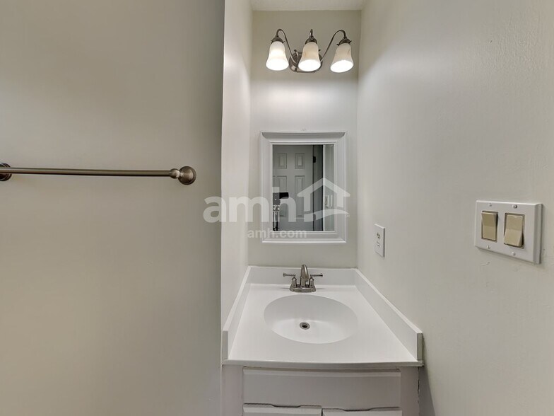 Building Photo - 2601 Briar Ridge Dr