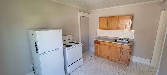 Primary Photo - 212 W Main St