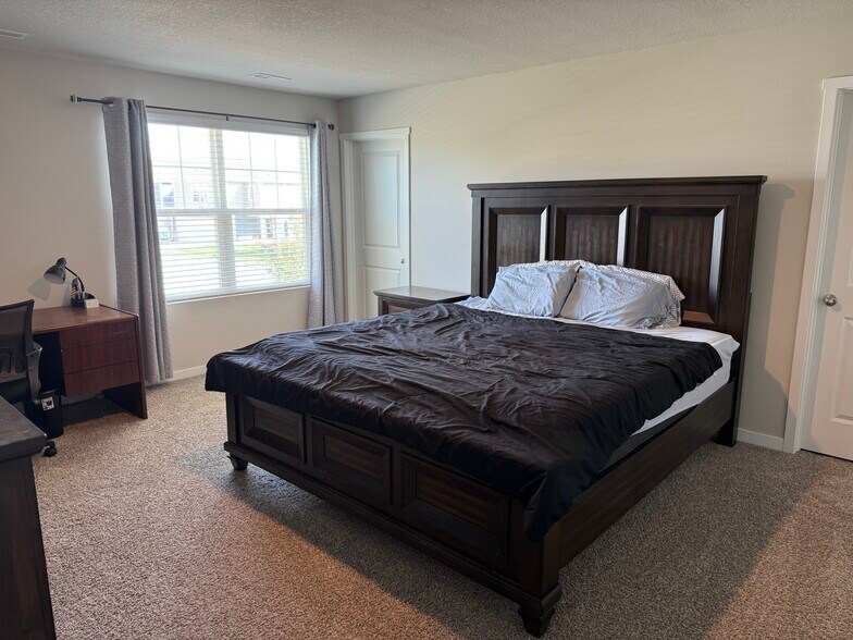 Master room with full set - 4521 SE Ember Ln
