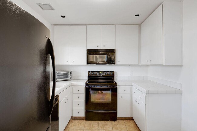 Building Photo - 48728 Desert Flower Dr