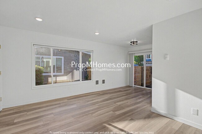 Building Photo - Updated Two Bedroom Unit in St Johns!