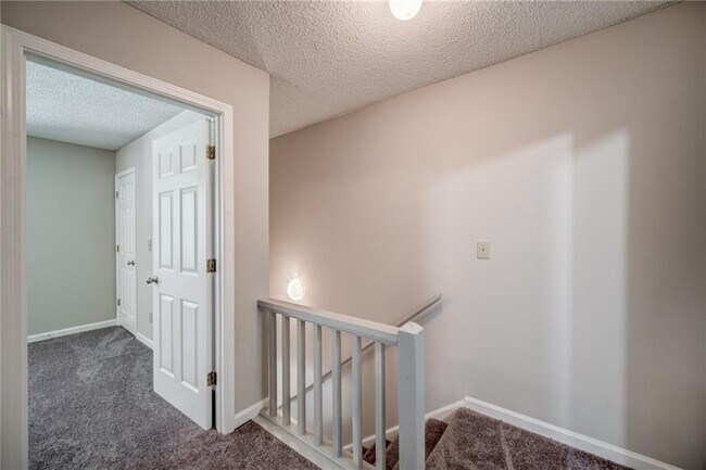 Building Photo - 4084 Hidden Hollow Dr