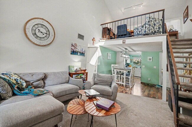 Building Photo - Cozy & Spacious 2BR Top-Floor Condo in Lakewood
