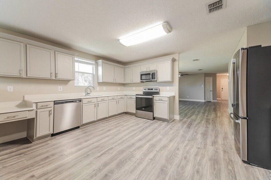 Building Photo - 16113 Windsong Ct