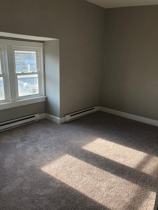 Building Photo - Cozy 4 Bedroom, 1 Bath Home in West York Schools!