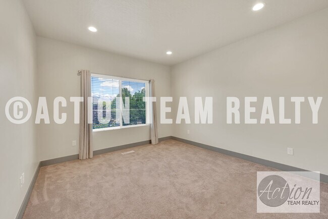 Building Photo - Townhome in Riverton!