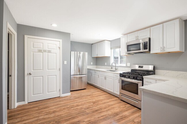 Building Photo - Spacious 3-Bedroom Upgraded Attached Home ...