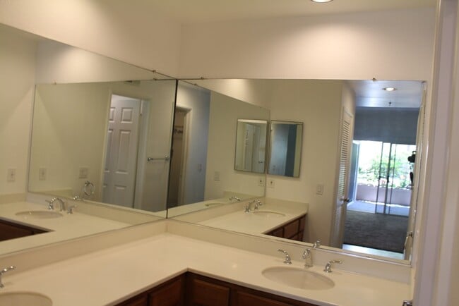 Vanity Area - 415 Townsquare Ln
