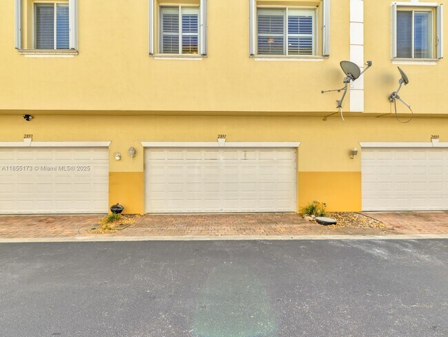 Building Photo - 2891 S Greenleaf Cir